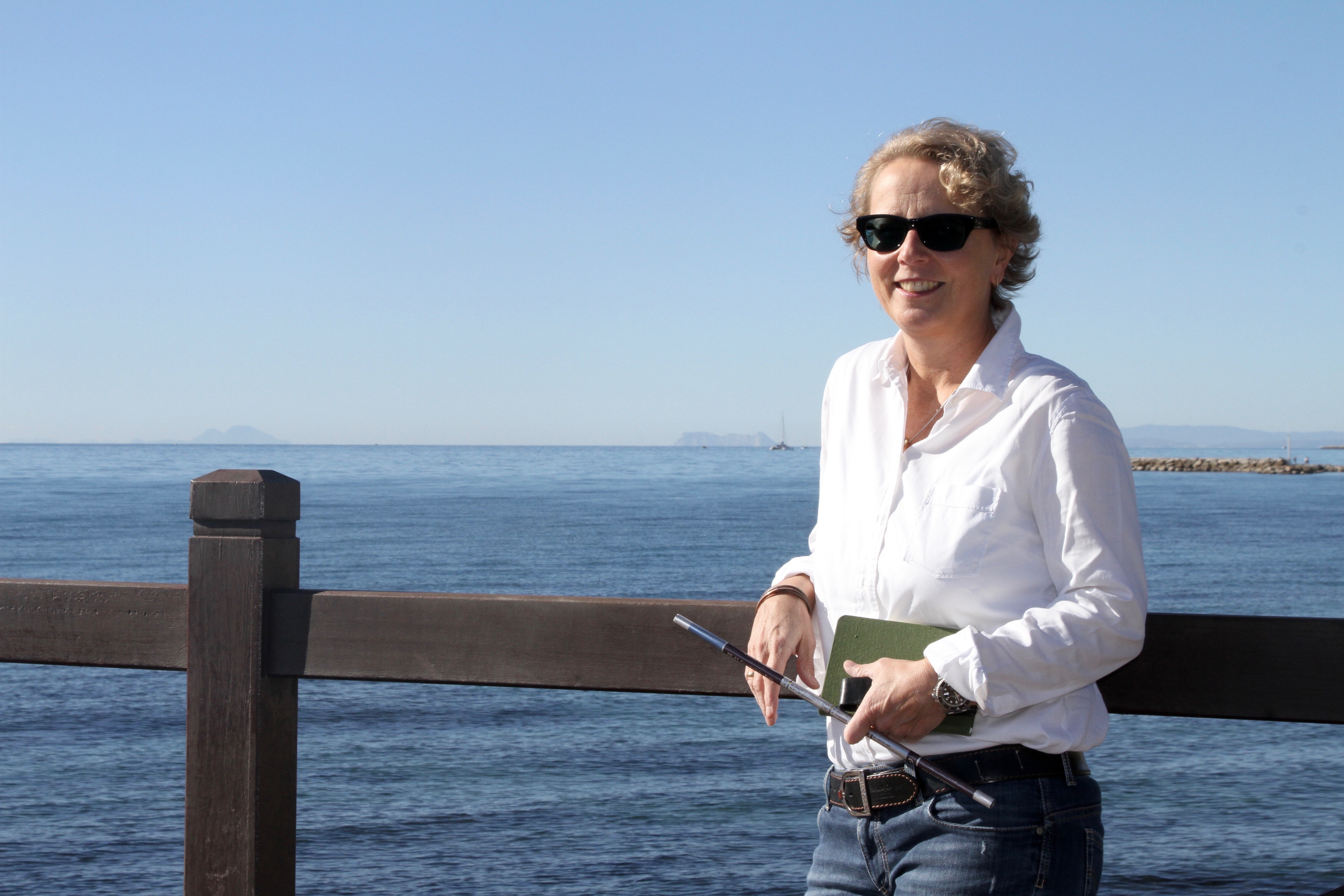 Anke Friedrich steht am Meer